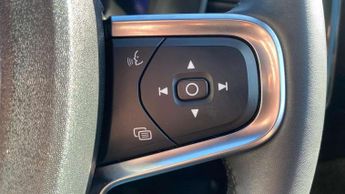 Volvo XC40 2.0 B4P Ultimate Dark 5dr Auto