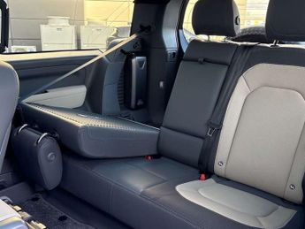 Land Rover Defender 3.0 D250 X-Dynamic SE 90 3dr Auto