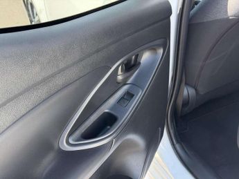 Toyota Yaris 1.5 Hybrid Design 5dr CVT