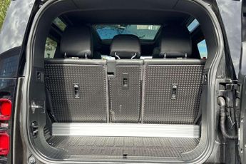 Land Rover Defender 2.0 P300 X-Dynamic SE 90 3dr Auto