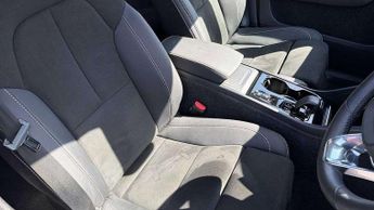 Volvo XC40 2.0 B4P Ultimate Dark 5dr Auto