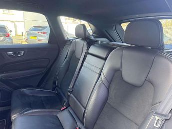 Volvo XC60 2.0 D4 R DESIGN Pro 5dr AWD Geartronic