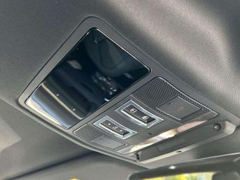 Land Rover Defender 3.0 D250 X-Dynamic SE 90 3dr Auto