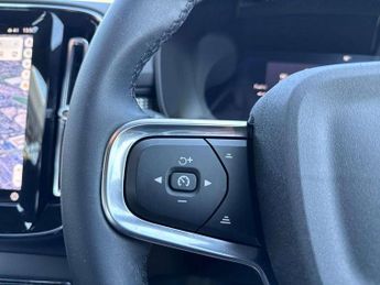 Volvo XC40 2.0 B4P Plus Dark 5dr Auto