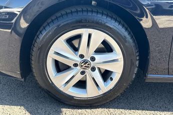 Volkswagen Golf 2.0 TDI Life 5dr DSG