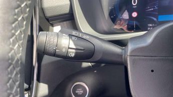 Volvo XC40 2.0 B3P Ultra Dark 5dr Auto