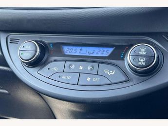 Toyota Yaris 1.5 Hybrid Design 5dr CVT