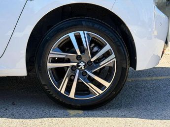 Peugeot 208 1.2 PureTech 100 Allure Premium + 5dr EAT8