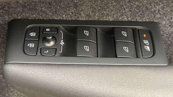 Volvo XC40 2.0 B4P Ultra Dark 5dr Auto