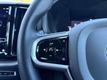 Volvo XC60 2.0 B4D R DESIGN 5dr AWD Geartronic