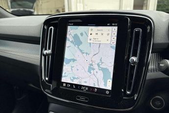 Volvo XC40 2.0 B3P Plus Dark 5dr Auto