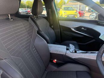 Peugeot 3008 1.2 Hybrid 136 Allure 5dr e-DSC6