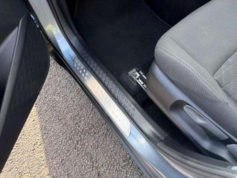 Toyota C-HR 1.8 Hybrid Design 5dr CVT