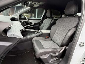 Peugeot 3008 1.2 Hybrid 136 Allure 5dr e-DSC6