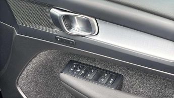 Volvo XC40 2.0 B4P Plus Pro Black Edition 5dr Auto