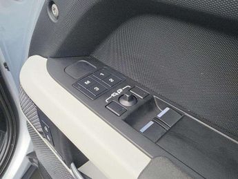 Land Rover Defender 3.0 D250 X-Dynamic SE 90 3dr Auto