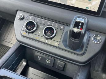 Land Rover Defender 3.0 D250 X-Dynamic SE 90 3dr Auto