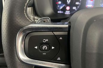 Volvo XC40 2.0 T5 R DESIGN Pro 5dr AWD Geartronic