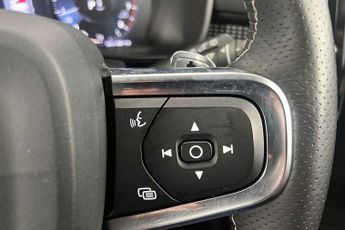 Volvo XC40 2.0 T5 R DESIGN Pro 5dr AWD Geartronic