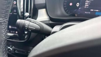 Volvo XC40 2.0 B4P Plus Dark 5dr Auto