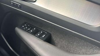 Volvo XC40 2.0 B4P Plus Dark 5dr Auto