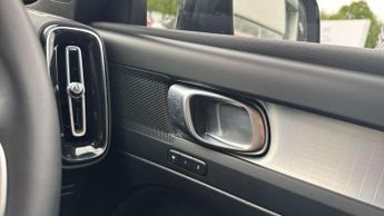 Volvo XC40 2.0 B4P Plus Dark 5dr Auto