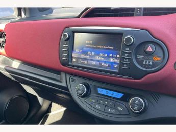 Toyota Yaris 1.5 Hybrid Red Bi-tone 5dr CVT