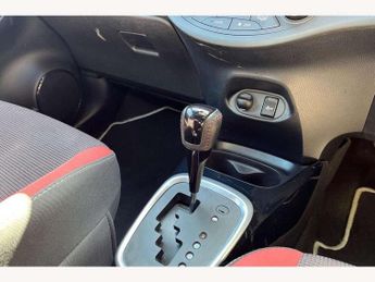 Toyota Yaris 1.5 Hybrid Red Bi-tone 5dr CVT