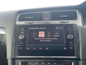 Volkswagen Golf 1.6 TDI SE [Nav] 5dr DSG