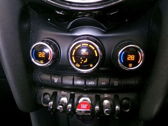 Volvo XC40 1.5 T3 [163] R DESIGN 5dr Geartronic