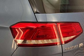 Volkswagen Passat 2.0 TDI R-Line 5dr DSG [Panoramic Roof] [7 Speed]