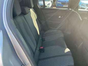 Peugeot 208 1.2 Hybrid 100 Allure 5dr e-DSC6