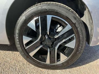 Peugeot 208 1.2 Hybrid 100 Allure 5dr e-DSC6