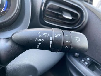 TOYOTA YARIS 1.5 Hybrid Design 5Dr Cvt