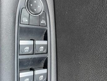 Renault CAPTUR 1.3 Tce 140 Iconic 5Dr Edc