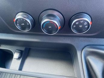 RENAULT MASTER Mm35 57Kw 52Kwh Advance Medium Roof Van Auto