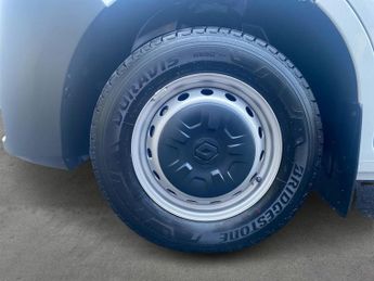 RENAULT MASTER Mm35 57Kw 52Kwh Advance Medium Roof Van Auto