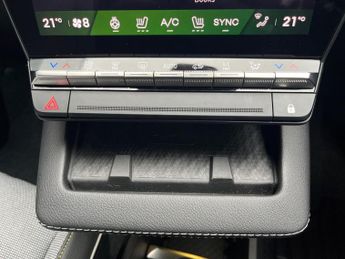 RENAULT MEGANE E-TECH Comfort Range 60Kwh Iconic Hatchback 5Dr Electric Auto (220 Ps)