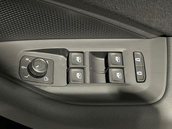 VOLKSWAGEN Passat 1.5 Tsi Ehybrid R-Line 5Dr Dsg