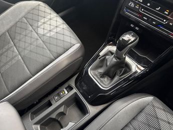 VOLKSWAGEN T-ROC 1.5 Tsi R-Line Suv 5Dr Petrol Dsg Euro 6 (S/S) (150 Ps)