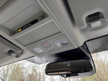 VOLKSWAGEN TRANSPORTER T32 65Kwh Commerce Pro Kombi Double Cab 5Dr Electric Auto Swb (2