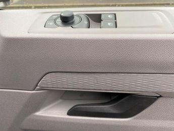 VOLKSWAGEN TRANSPORTER 100Kw 65Kwh Commerce Pro Van Auto