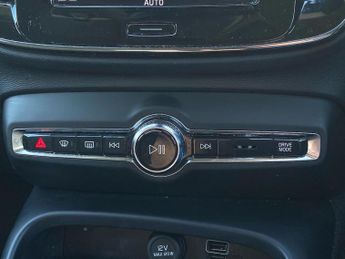 VOLVO XC40 2.0 B4 Mhev Momentum Suv 5Dr Petrol Hybrid Auto Euro 6 (S/S) (19