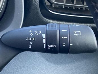 TOYOTA YARIS 1.5 Hybrid Design 5Dr Cvt
