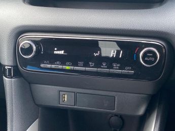 TOYOTA YARIS 1.5 Vvt-H Design Hatchback 5Dr Petrol Hybrid E-Cvt Euro 6 (S/S) 