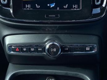 VOLVO XC40 2.0 B4 Mhev Momentum Suv 5Dr Petrol Hybrid Auto Awd Euro 6 (S/S)