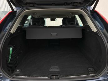 VOLVO XC60 2.0 B4 Mhev Plus Suv 5Dr Petrol Hybrid Auto Euro 6 (S/S) (197 Ps