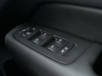 VOLVO XC60 2.0 B4 Mhev Plus Suv 5Dr Petrol Hybrid Auto Euro 6 (S/S) (197 Ps