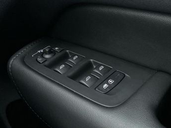 VOLVO XC60 2.0 B4 Mhev Plus Suv 5Dr Petrol Hybrid Auto Euro 6 (S/S) (197 Ps