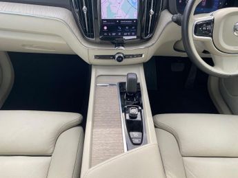 VOLVO XC60 2.0 B4 Mhev Plus Suv 5Dr Petrol Hybrid Auto Euro 6 (S/S) (197 Ps